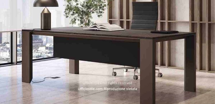 Scrivania direzionale Ono da 200 x 100 cm con piano in HPL effetto marmo spessore totale 20 mm, pannello in truciolare classe E1 placcato con laminato ad alta pressione, bordatura ABS in tinta con spigoli raggiati, modesty panel e struttura in profilo di alluminio estruso ossidato e spazzolato.