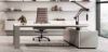 Scrivania direzionale Ono con piano in melaminico 200 x 100 cm, sliding top e vasca di cablaggio inclusa, struttura a ponte in metallo a forma trapezoidale e mobile di servizio portante da 200 x 60 cm con vano tecnico con anta battente e serratura, tre cassetti con chiusura simultanea e piano di servizio elevabile fino a 105 cm.