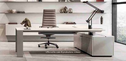 Scrivania direzionale Ono con piano in melaminico 200 x 100 cm, sliding top e vasca di cablaggio inclusa, struttura a ponte in metallo a forma trapezoidale e mobile di servizio portante da 200 x 60 cm con vano tecnico con anta battente e serratura, tre cassetti con chiusura simultanea e piano di servizio elevabile fino a 105 cm.