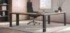 Scrivania direzionale Ono da 220 x 200 x 75 h cm con allungo laterale da 100 x 57 cm, piano spessore 20 mm con formella centrale scorrevole rivestita in ecopelle, sottopiano spessore 38 mm, gamba in profilo estruso di alluminio a forma trapezoidale e vasca di cablaggio integrata.