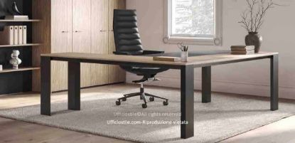 Scrivania direzionale Ono da 220 x 200 x 75 h cm con allungo laterale da 100 x 57 cm, piano spessore 20 mm con formella centrale scorrevole rivestita in ecopelle, sottopiano spessore 38 mm, gamba in profilo estruso di alluminio a forma trapezoidale e vasca di cablaggio integrata.