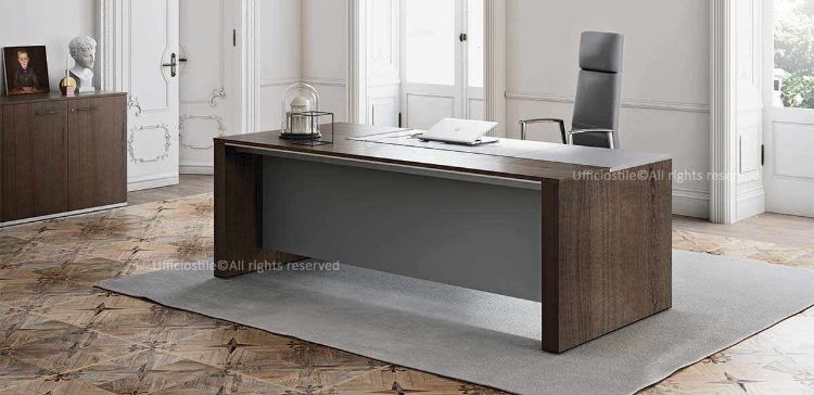 Scrivania direzionale Ono da 200 x 100 cm con piano in melaminico scorrevole, gambe pannellate, gonna strutturale da 130 x 2 x 55 cm, dispositivo di sicurezza integrato per apertura e chiusura del piano, escursione di 10 cm per accesso al cablaggio nella vasca metallica e pannelli in truciolare nobilitato melaminico antiriflesso con bordi ABS.