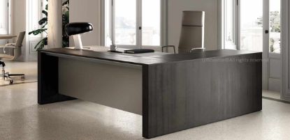 Scrivania direzionale angolare Ono da 200 x 200 cm con piano in essenza verniciata spessore 20 mm, bordo perimetrale in tranciato di legno spessore 2 mm, formelle in MDF rivestite in vera pelle, formella centrale scorrevole su guide metalliche con escursione di 10 cm e dispositivo di sicurezza integrato per accesso al cablaggio nella vasca metallica.
