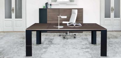 Scrivania direzionale Ono da 200 x 100 cm con top scorrevole, formella centrale con escursione di 10 cm per accesso al cablaggio nella vasca metallica, gamba in profilo estruso di alluminio a forma trapezoidale e composizione modulare madia da 220 x 46 x 123 cm con ante in melaminico e apertura push-pull.