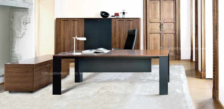 Scrivania direzionale Ono da 200 x 100 cm in essenza verniciata spessore 20 mm, bordo perimetrale in tranciato di legno spessore 2 mm, struttura in profilo di alluminio estruso ossidato e spazzolato o verniciato a polveri epossidiche, con mobile di servizio da 140 x 68 cm composto da due ante e tre cassetti con serratura a chiusura simultanea.