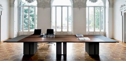Tavolo riunioni rettangolare Ono da 320 x 120 cm con piano in nobilitato disponibile in 4 colori, piani terminali rivestiti in vera pelle da 57 cm ciascuno, sottopiano con cornice nero o alluminio spazzolato, base centrale in MDF laccato nero o antracite e sistema integrato per passaggio e ispezione cavi con sportello centrale a ribaltina.