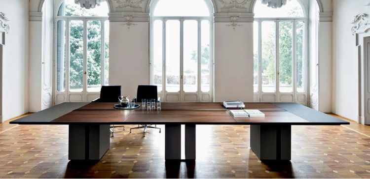Tavolo riunioni rettangolare Ono da 320 x 120 cm con piano in nobilitato disponibile in 4 colori, piani terminali rivestiti in vera pelle da 57 cm ciascuno, sottopiano con cornice nero o alluminio spazzolato, base centrale in MDF laccato nero o antracite e sistema integrato per passaggio e ispezione cavi con sportello centrale a ribaltina.