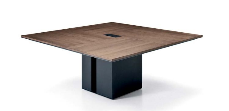 Tavolo riunioni quadrato Ono da 140 x 140 cm per 4/6 persone, con piano in nobilitato disponibile in 4 colori, sottopiano in melaminico spessore 38 mm, piano in legno spessore 20 mm, base centrale in MDF laccato nero o antracite e sistema integrato di gestione cavi con top access sul piano.