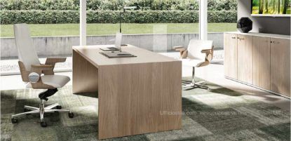Scrivania direzionale con piano in conglomerato ligneo spessore 38 mm rivestito in melaminico bordato in ABS antiurto, disponibile nelle finiture noce canaletto, wengè e olmo, abbinata a libreria ufficio bassa modulare a 4 ante cieche con struttura bianca e ante in tinta con la scrivania.