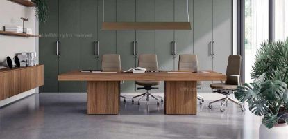 Tavolo riunioni rettangolare da 280 x 120 cm realizzato in conglomerato ligneo spessore 38 mm, rivestito in melaminico antigraffio e antiriflesso nelle finiture noce canaletto, eucalipto e olmo, dotato di tre sportelli apribili per salita cavi e base cubica cava da 55 cm di lato per la canalizzazione dei cavi.