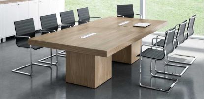 Tavolo riunioni rettangolare da 280 x 140 cm realizzato in conglomerato ligneo spessore 38 mm, rivestito in melaminico antigraffio e antiriflesso nelle finiture noce canaletto, wengè e olmo, con due sportelli apribili per salita cavi e base cubica cava da 55 cm di lato per la canalizzazione dei cavi.
