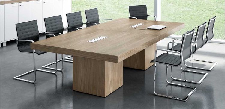 Tavolo riunioni rettangolare da 280 x 140 cm realizzato in conglomerato ligneo spessore 38 mm, rivestito in melaminico antigraffio e antiriflesso nelle finiture noce canaletto, wengè e olmo, con due sportelli apribili per salita cavi e base cubica cava da 55 cm di lato per la canalizzazione dei cavi.