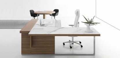 Scrivania con allungo da 200 x 220 cm con piano di lavoro in conglomerato ligneo spessore 50 mm rivestito in melaminico rovere chiaro o Noce Maroncelli, bordi perimetrali in ABS da 2 mm, piani di finitura in vetro temprato serigrafato bianco o nero con superficie acidata e passacavi con sportello apribile rivestito nella stessa finitura del piano.