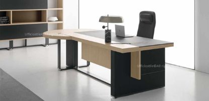 Tavolo scrivania con penisola da 265 x 130 cm con piano in conglomerato ligneo spessore 50 mm rivestito in melaminico rovere chiaro o Noce Maroncelli, bordi in ABS da 2 mm, piani di finitura in vetro temprato serigrafato bianco o nero con superficie acidata, passacavi con sportello apribile e gambe in conglomerato ligneo con rivestimento in MDF e melaminico nero opaco.