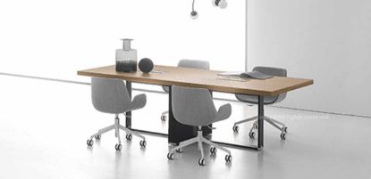 Tavolo riunioni rettangolare da 240 x 120 cm con piano in conglomerato ligneo spessore 50 mm rivestito in melaminico rovere chiaro o Noce Maroncelli, bordi perimetrali in ABS da 2 mm, passacavi con sportello apribile su due lati e gamba in conglomerato ligneo con rivestimento in MDF e melaminico nero opaco.