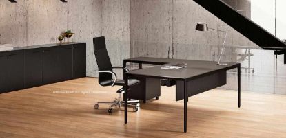 Scrivania esecutiva angolare in vetro temperato con piano da 200 x 190 cm, allungo laterale, struttura in alluminio pressofuso verniciato nero, vetro acidato sul lato superiore e verniciato nero sul lato inferiore, veletta di cortesia in melaminico, vasca di cablaggio sottopiano, cassettiera su ruote a tre cassetti e libreria contenitore a sei ante.