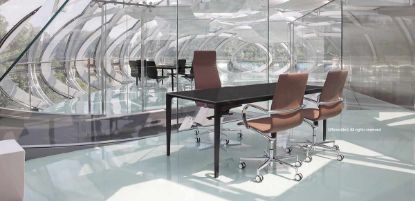 Scrivania executive in vetro temperato da 180 x 90 cm, spessore 10 mm, con bordi piatti a filo lucido, lato superiore acidato e lato inferiore verniciato con tinte all’acqua, gamba sagomata in alluminio pressofuso verniciato con polveri epossidiche, borchie in acciaio con foro filettato e piedino regolabile per il livellamento.