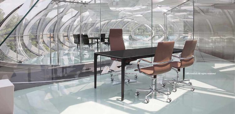 Scrivania executive in vetro temperato da 180 x 90 cm, spessore 10 mm, con bordi piatti a filo lucido, lato superiore acidato e lato inferiore verniciato con tinte all’acqua, gamba sagomata in alluminio pressofuso verniciato con polveri epossidiche, borchie in acciaio con foro filettato e piedino regolabile per il livellamento.