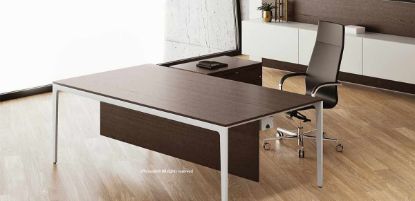 Scrivania esecutiva da 160 x 80 cm con piano in nobilitato melaminico, gamba sagomata in alluminio pressofuso verniciato con polveri epossidiche, piedino regolabile, gonna frontale, vasca di cablaggio sottopiano con fori laterali per la salita dei cavi e mobile di servizio portante su ruote con tre cassetti e anta laterale.