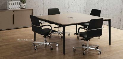 Tavolo team e riunioni quadrato da 140 x 140 cm, adatto a quattro persone, realizzato in truciolare nobilitato con resine melaminiche antiriflesso e bordato in ABS, con struttura in alluminio pressofuso verniciato nero, piedino regolabile e top access in alluminio estruso con sportello soft-closing e profilo parapolvere a ciglia.