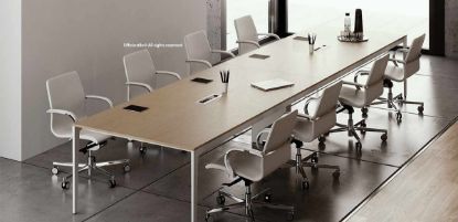 Tavolo riunioni rettangolare da 360 x 120 cm, adatto a ospitare circa 14 persone, con struttura composta da due gambe laterali e una gamba intermedia a muretto, piano elettrificato tramite scatole di cablaggio integrate e finiture disponibili, realizzato in truciolare nobilitato con resine melaminiche antiriflesso e bordato in ABS.