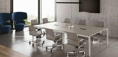 Tavolo riunioni Linea Plus rettangolare da 320 x 160 cm, adatto a ospitare circa 14 persone, con struttura composta da due gambe laterali e una gamba intermedia a muretto, piano in truciolare nobilitato con resine melaminiche antiriflesso bordato in ABS e predisposizione per elettrificazione tramite scatole di cablaggio opzionali.