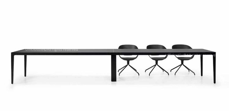 Tavolo riunioni da 360 x 120 cm con piano in nobilitato melaminico disponibile in diverse finiture, gamba sagomata in alluminio pressofuso verniciato con polveri epossidiche, inserto superiore per aggancio ai profili frontali e piedino regolabile in metallo rivestito di polietilene per il livellamento.