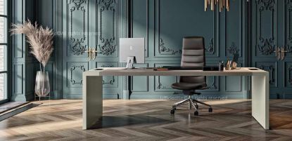 Scrivania direzionale da 224 x 100 cm con piano in MDF impiallacciato legno spessore 18 mm, lati longitudinali lavorati folding con fasce alte 50 mm da unico pezzo, gambe laccate in pannello di conglomerato ligneo spessore 50 mm con impiallacciatura su entrambi i lati, bordi perimetrali in legno, spigoli raggiati, giunzioni a 45° e verniciatura trasparente opaco a poro semiaperto.