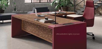 Scrivania direzionale impiallacciata con allungo e gambe laccate, realizzata in pannelli MDF spessore 18 mm impiallacciati legno con lati longitudinali lavorati folding e fasce da 50 mm, gambe in conglomerato ligneo spessore 50 mm con bordi perimetrali in ABS antiurto, gonna di cortesia impiallacciata con fresate passanti e cassettiera a 3 cassetti.