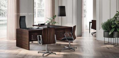 Scrivania direzionale impiallacciata con allungo e inserto in cuoietto, realizzata in pannelli MDF spessore 18 mm impiallacciati legno, lati longitudinali lavorati folding con fasce da 50 mm, inserto rivestito in cuoietto con cuciture decorative, gonna di cortesia impiallacciata con fresate passanti e cassettiera a 3 cassetti.