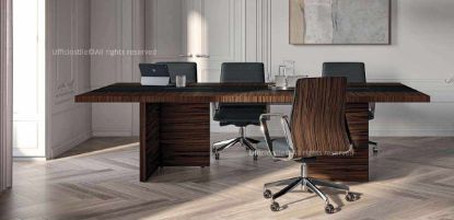 Tavolo riunioni direzionale da cm 280x140x76 h con piano in MDF impiallacciato legno spessore 18 mm, lati longitudinali lavorati folding con fasce alte 50 mm, inserto centrale in cuoietto spessore 1,3 mm con cuciture decorative in tinta, bordi in legno, verniciatura trasparente opaca a poro semiaperto e gambe impiallacciate spessore 50 mm composte da due pannelli verticali assemblati a 90°.