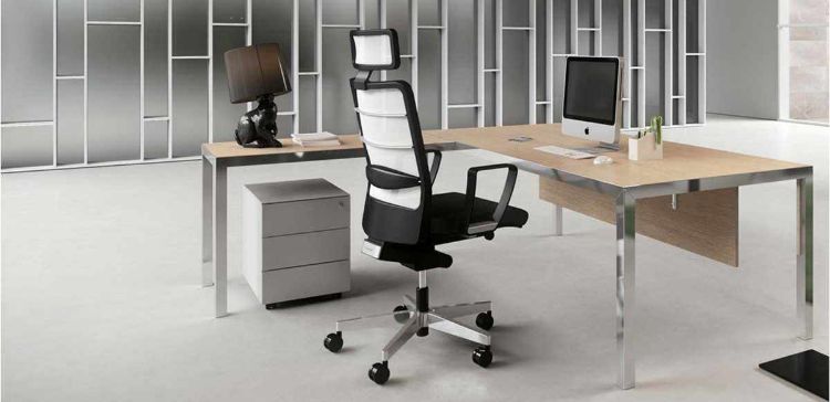 Composizione C Linea 403 Ufficiostile con scrivania da 200 x 100 cm con piano in laminatino, telaio perimetrale e gambe strutturali in estruso di alluminio brillante, allungo coordinato da 120 x 60 cm e cassettiera metallica a 3 cassetti su ruote.