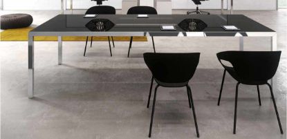 Tavolo riunioni rettangolare Linea 403 da 240 x 120 cm per 8/10 posti, con piano in vetro temperato retrolaccato nero o bianco, due top access integrati, telaio perimetrale e gambe strutturali in estruso di alluminio brillante.