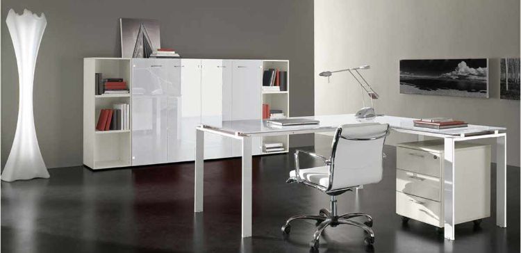 Composizione ufficio stile industriale Ufficiostile 03 con scrivania da 180 x 80 cm e allungo di servizio con piani in vetro temperato retroverniciato bianco, libreria con 4 ante in vetro retroverniciato e 2 vani a giorno, struttura in melaminico, cassettiera a 3 cassetti su ruote con serratura e gambe metalliche a U rovesciata disponibili in bianco, alluminio goffrato o nero.