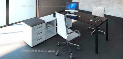 Scrivania direzionale Ufficiostile con piano di lavoro da 180 x 80 cm in vetro temperato retroverniciato spessore 10 mm, disponibile in nero o bianco, struttura metallica fissa con gambe a U rovesciata in tubolare d’acciaio rettangolare 70 x 20 mm in finitura bianco RAL 9010, alluminio goffrato RAL 9006 o nero RAL 9005, mobile di servizio portante con tre cassetti, serratura, tre vani a giorno porta PC e schiena di finitura integrale, dimensioni complessive 210 x 181,5 x 73 cm.