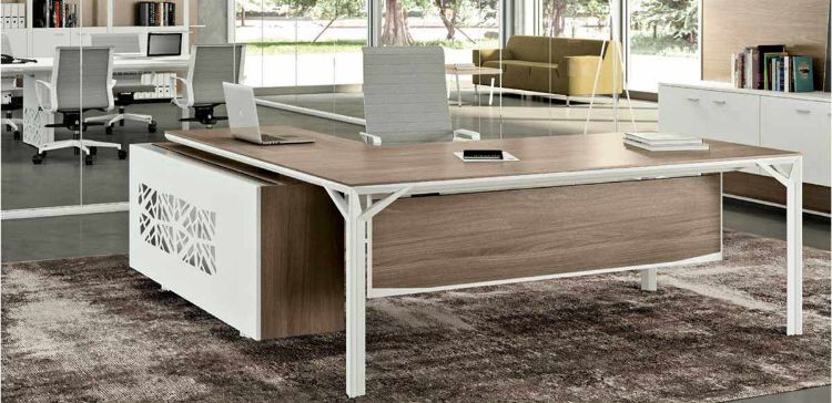 Postazione di lavoro manager Linea 608 con scrivania direzionale da 180 x 100 cm, piano in conglomerato ligneo rivestito in melaminico opaco antiriflesso e antigraffio, struttura in profilato di acciaio, allungo con box multiuso, cassettiera portante con 3 cassetti e cassetto cancelleria con serratura, vano a giorno portaborse, top access con coperchio metallico e schiena metallica design.