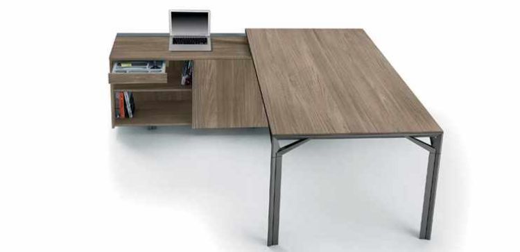Scrivania angolare design con piano direzionale da 180 x 100 cm in conglomerato ligneo rivestito in melaminico opaco antiriflesso e antigraffio, struttura in profilato di acciaio e mobile di servizio portante da 140 x 60 cm attrezzato con cassetto cancelleria sottopiano, vano a giorno con ripiano intermedio, anta scorrevole, top access con coperchio in estruso di alluminio e schiena melaminica.