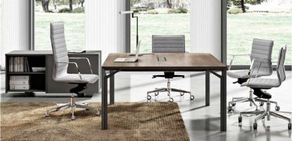 Scrivania quadrata Linea 608 da 140 x 140 cm con piano in conglomerato ligneo rivestito in melaminico opaco antiriflesso e antigraffio, top access per salita cavi, struttura in profilato di acciaio e mobile di servizio attrezzato con cassetto cancelleria sottopiano, vano a giorno con ripiano intermedio, anta scorrevole, top access con coperchio in estruso di alluminio e schiena melaminica.