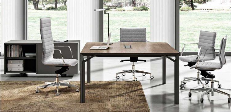 Scrivania quadrata Linea 608 da 140 x 140 cm con piano in conglomerato ligneo rivestito in melaminico opaco antiriflesso e antigraffio, top access per salita cavi, struttura in profilato di acciaio e mobile di servizio attrezzato con cassetto cancelleria sottopiano, vano a giorno con ripiano intermedio, anta scorrevole, top access con coperchio in estruso di alluminio e schiena melaminica.