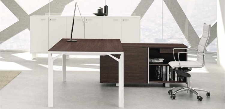 Scrivania direzionale con piano melaminico antigraffio e antiriflesso da 180 x 100 cm, struttura in profilato di acciaio, mobile di servizio portante con cassetto cancelleria sottopiano, vano a giorno con ripiano intermedio, anta scorrevole, top access con coperchio in estruso di alluminio, schiena melaminica e libreria componibile a sei ante in conglomerato ligneo con piedinatura alta 15 cm.
