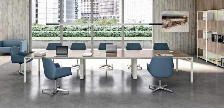 Tavolo riunioni da 480 x 140 cm con piani in conglomerato ligneo rivestiti in melaminico opaco antiriflesso e antigraffio, versione bicolore, top access per salita cavi con coperchio in estruso di alluminio e gambe centrali a muretto per canalizzazione cavi non a vista.