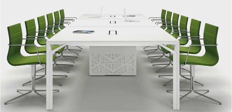 Tavolo riunioni design Linea 608 da 420 x 140 cm con piani in conglomerato ligneo rivestiti in melaminico opaco antiriflesso e antigraffio, disponibili anche in vetro temperato extrachiaro satinato retroverniciato bianco, versione bicolore, top access per salita cavi con coperchio in estruso di alluminio e gambe centrali a muretto per canalizzazione cavi non a vista.