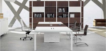 Tavolo riunioni componibile da 420 x 140 cm con piani in conglomerato ligneo rivestiti in melaminico opaco antiriflesso e antigraffio, versione bicolore, top access per salita cavi con coperchio in estruso di alluminio e gambe centrali a muretto per consentire la canalizzazione cavi non a vista.