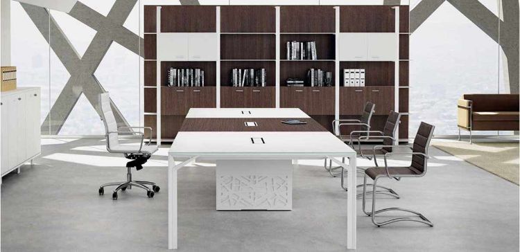 Tavolo riunioni componibile da 420 x 140 cm con piani in conglomerato ligneo rivestiti in melaminico opaco antiriflesso e antigraffio, versione bicolore, top access per salita cavi con coperchio in estruso di alluminio e gambe centrali a muretto per consentire la canalizzazione cavi non a vista.
