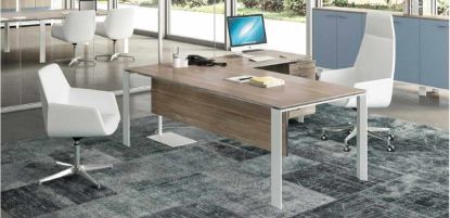 Scrivania direzionale con piano melaminico antigraffio e antiriflesso da 180 x 100 cm, struttura in profilato di acciaio verniciato a polveri poliestere soft touch antimpronta, veletta di cortesia, allungo con box multiuso, cassettiera portante con 3 cassetti e cassetto cancelleria con serratura, vano a giorno portaoggetti e top access con coperchio metallico per salita cavi.