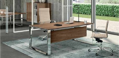 Scrivania di rappresentanza Linea 607 da 200 x 100 cm con piano in melaminico opaco antigraffio e antiriflesso spessore 18 mm, struttura in profilato di acciaio cromato con gambe ad anello, veletta di cortesia e finiture disponibili bianco, wengé e noce canaletto.