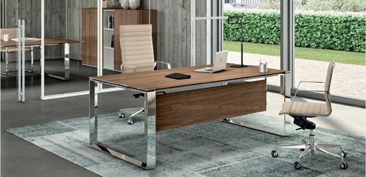 Scrivania di rappresentanza Linea 607 da 200 x 100 cm con piano in melaminico opaco antigraffio e antiriflesso spessore 18 mm, struttura in profilato di acciaio cromato con gambe ad anello, veletta di cortesia e finiture disponibili bianco, wengé e noce canaletto.