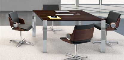 Tavolo riunioni quadrato Linea 607 da 140 x 140 cm con piano in conglomerato ligneo spessore 18 mm rivestito in melaminico opaco antiriflesso e antigraffio, top access per salita cavi con coperchio in estruso di alluminio e gambe in profilato di acciaio cromato.