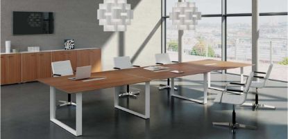 Tavolo riunioni da 480 x 140 cm con piani in conglomerato ligneo spessore 18 mm rivestiti in melaminico opaco antiriflesso e antigraffio, top access per salita cavi con coperchio in estruso di alluminio, gambe chiuse a cornice in profilato di acciaio verniciato e struttura portante arretrata rispetto al perimetro del tavolo.