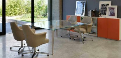 Tavolo riunioni quadrato con piano in vetro temperato trasparente spessore 12 mm, struttura in lamiera di acciaio 15/10 verniciata Titanio, dimensioni 160 x 160 x 74 h cm, ideale per sale riunioni e uffici direzionali.